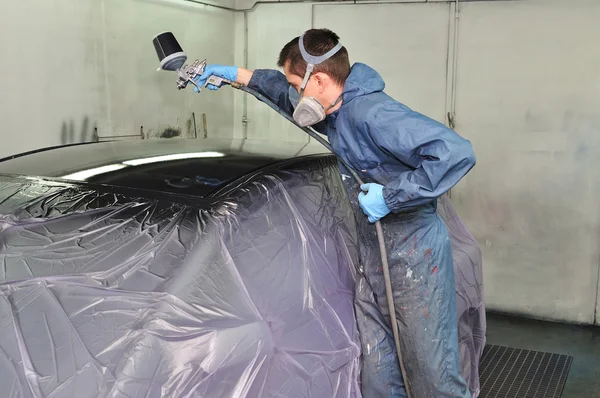 Trabajador pintando un techo de coche . — Foto de Stock