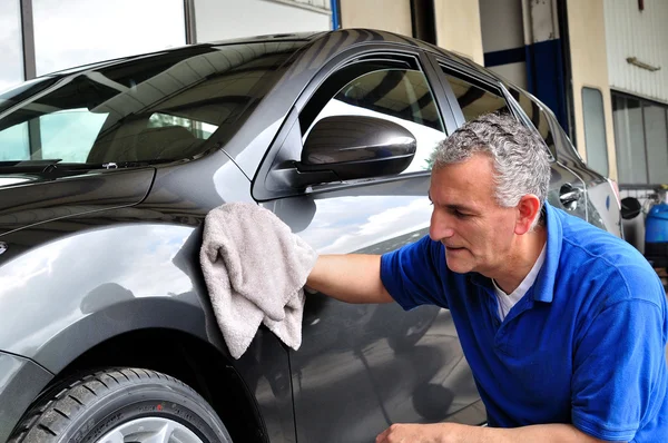 Limpeza de um carro . Fotos De Bancos De Imagens