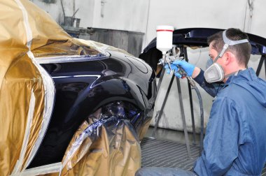 çalışan bir araba boyama.