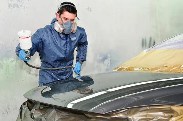 Lavoratore pittura un auto . — Foto Stock