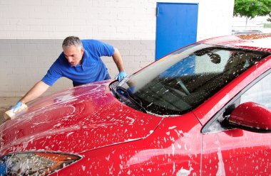 adam araba yıkama