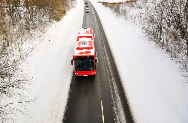 Autobus sulla strada invernale — Foto Stock