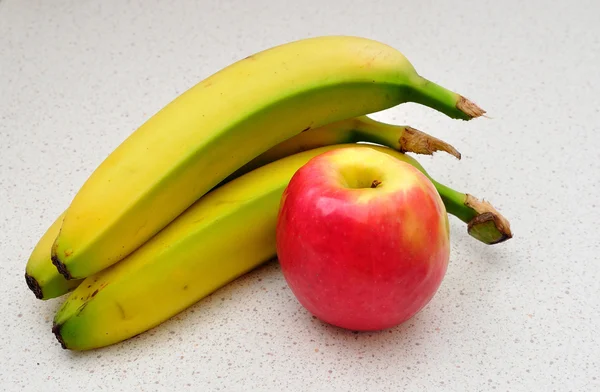 바나나와 빨간 사과 — 스톡 사진