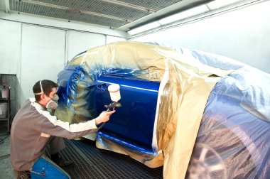 çalışan bir araba boyama