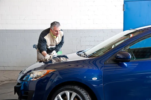 Trabajador limpiando un coche — Foto de Stock