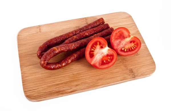 Worst en tomaten helften — Stockfoto