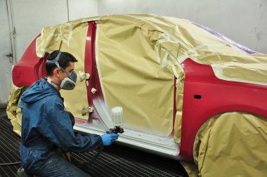 çalışan bir araba boyama