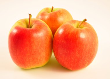 beyaz arkaplanda üç elma.