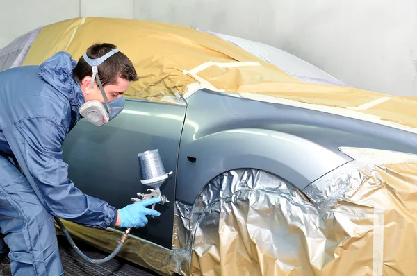 çalışan bir araba boyama.