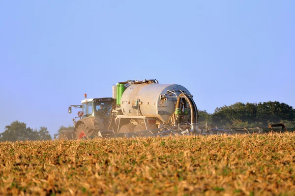 Traktor mit Sprühgerät. — Stockfoto