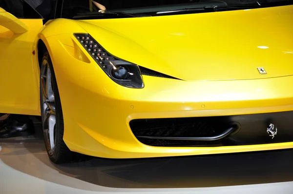 Ferrari amarillo . —  Fotos de Stock