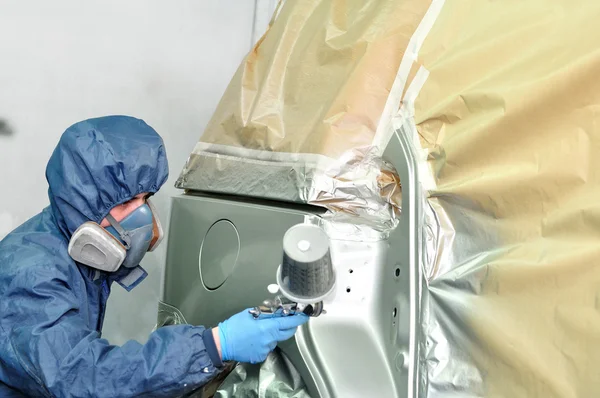 Worker painting car. — Stock Photo, Image