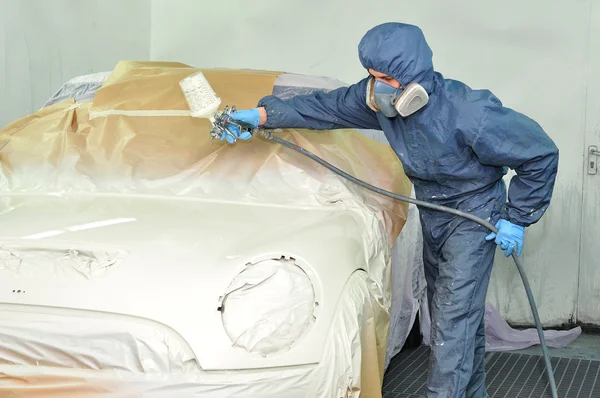 Worker painting car. — Stock Photo, Image