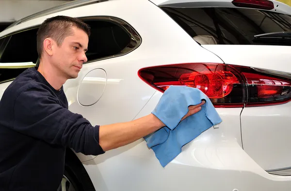 Araba temizlik işçisi.