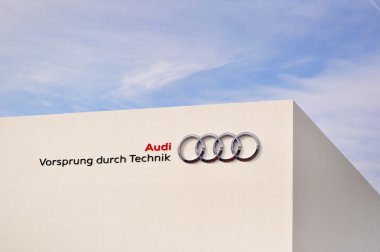Audi, edge teknolojisi mavi gökyüzü beyaz bir duvar ile.