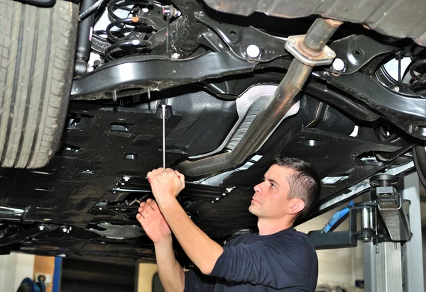 Tamirci arabanın altında.