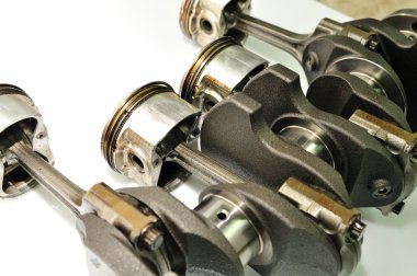 Araba hasarlı pistonları ile yıpranmış krank mili.