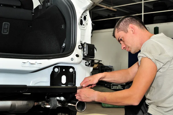 Bilmekaniker i arbetet. — Stockfoto