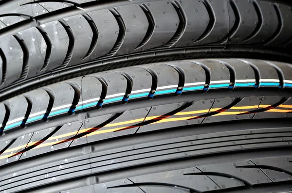 Detalhe de um pneu de carro . — Fotografia de Stock
