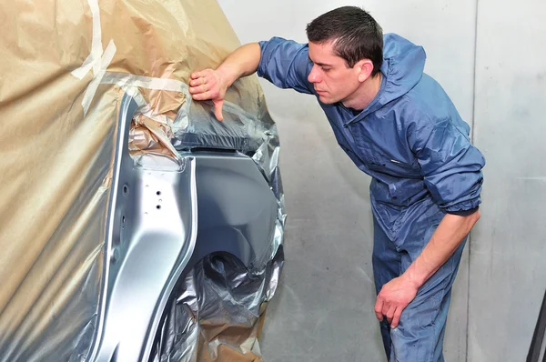 Profesyonel araba boya işçisi.