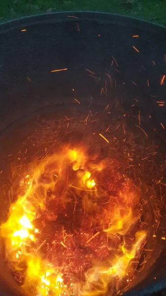 Φωτιά Καίει Και Ρίχνουν Σπινθήρες Γύρω — Φωτογραφία Αρχείου