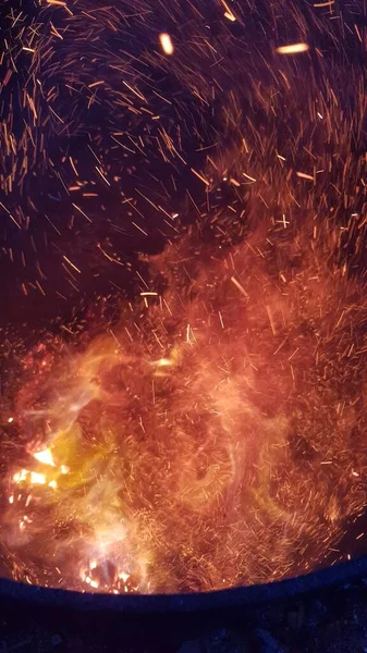 Φωτιά Καίει Και Ρίχνουν Σπινθήρες Γύρω — Φωτογραφία Αρχείου