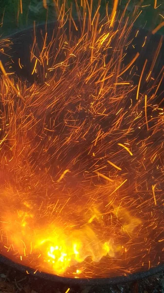 Fuego Ardiendo Lanzando Chispas Alrededor —  Fotos de Stock