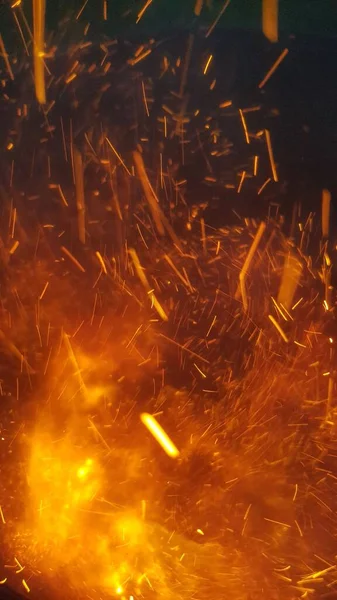 Fuego Ardiendo Lanzando Chispas Alrededor —  Fotos de Stock