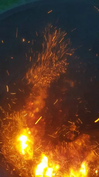 Fuego Ardiendo Lanzando Chispas Alrededor —  Fotos de Stock