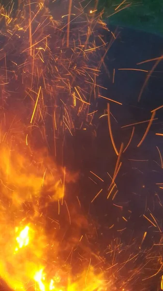 Feuer Brennt Und Wirft Funken Sich Stockfoto