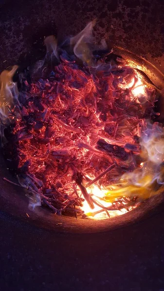 Fuego Ardiendo Lanzando Chispas Alrededor Imagen de stock