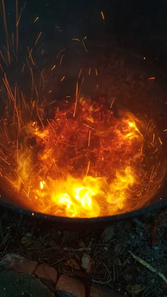 Fuego Ardiendo Lanzando Chispas Alrededor Fotos de stock libres de derechos