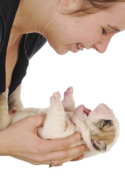kadın ve genç köpek yavrusu