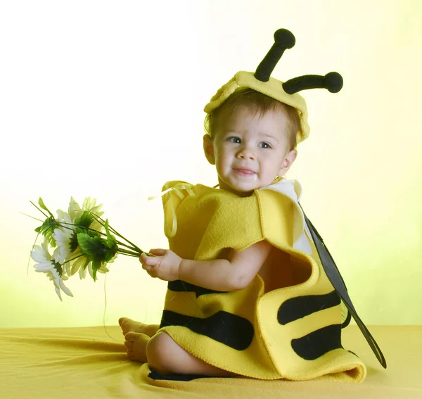 Bir arı gibi giyinmiş bebek — Stok fotoğraf