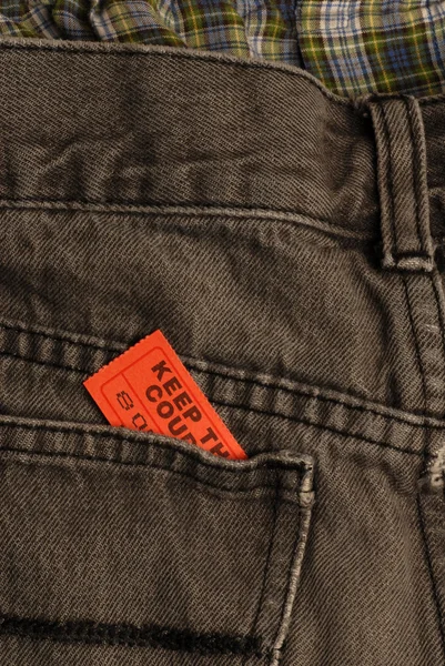 Bilhete no bolso de trás de par de calças ou jeans — Fotografia de Stock