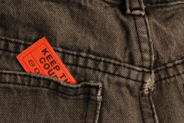 Bilhete no bolso de trás de par de calças ou jeans — Fotografia de Stock