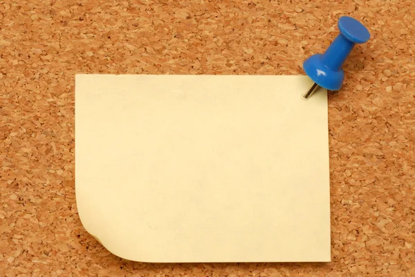Macro of blank note thumbed tacked on corkboard — Stock Photo, Image