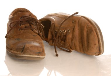 kahverengi deri ayakkabılar giyilir