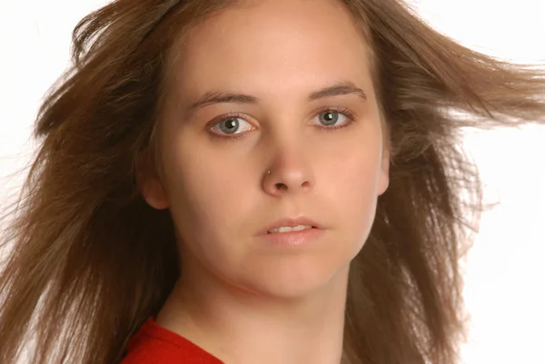 美しい魅力的な若い女性の髪を吹く — ストック写真
