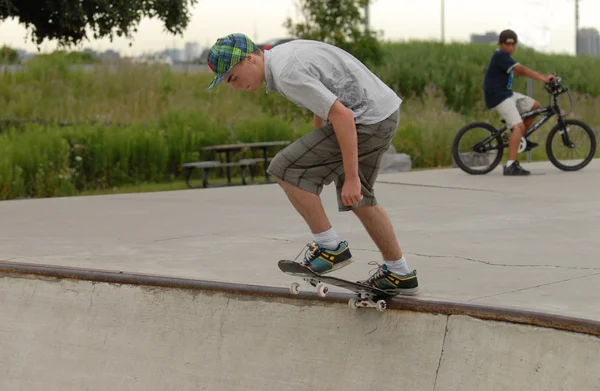 Ragazzo che pattina in uno skate park — Foto Stock