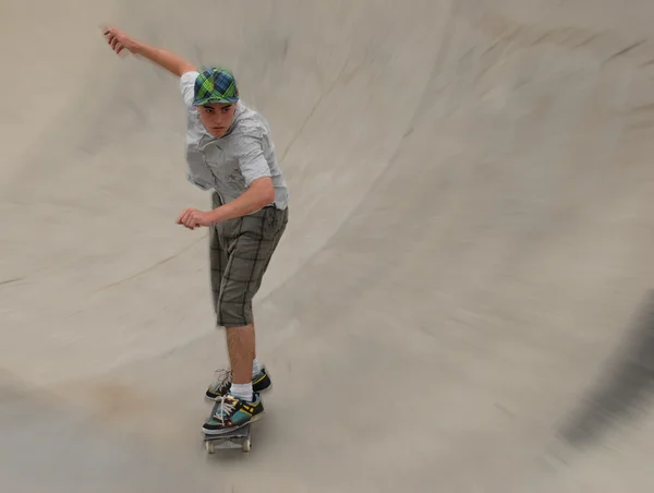 Skateboarder adolescente — Foto Stock