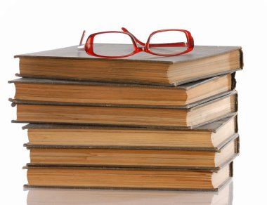 kitap okuma gözlükleri bir çift ile yığını