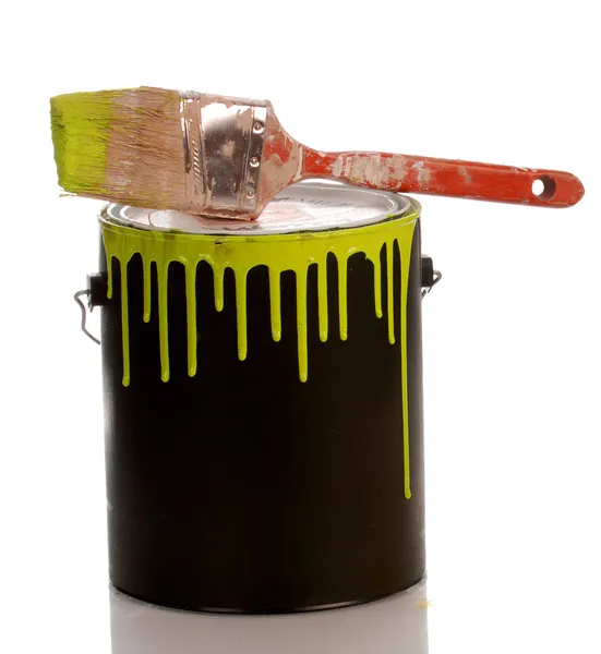 Bagunçado lata de tinta amarela com tinta no fundo branco — Fotografia de Stock