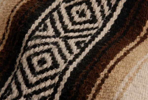 Närbild på detaljer på en brun och beige mexikanska filt Stockfoto