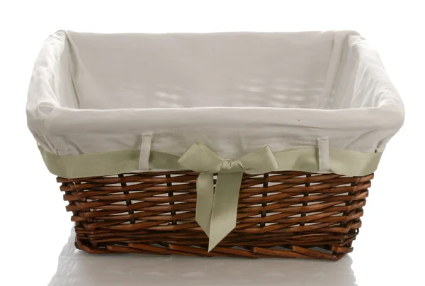 Panier en osier doublé de tissu avec arc isolé sur fond blanc — Photo