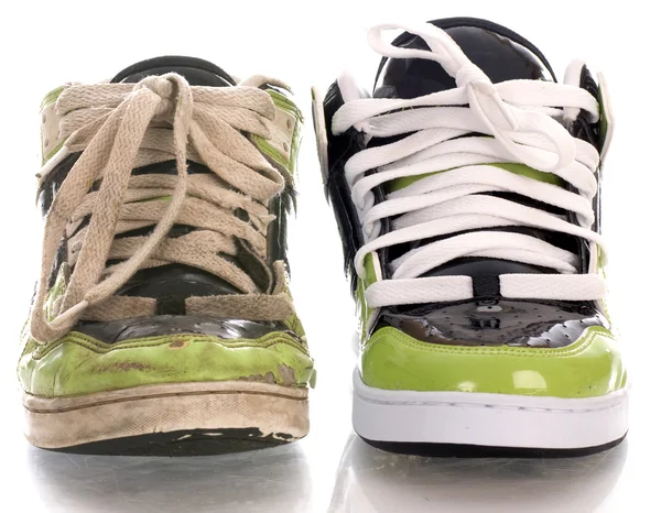 One new shoe and one worn out shoe — Stock Photo, Image