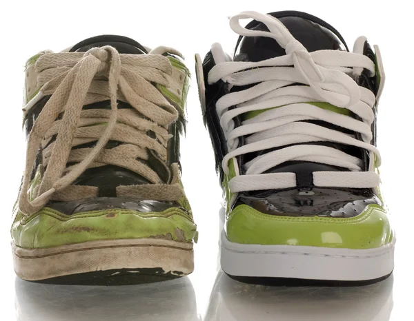 Jeden nový boty a jeden opotřebované obuvi — Stock fotografie