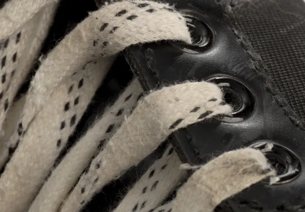 Schnürsenkel Details auf Paar getragene Hockeyskate — Stockfoto