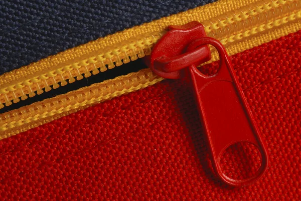 Dettagli della cerniera sulla borsa di tela blu e rossa — Foto Stock