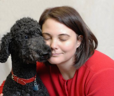 kadın ve standart kaniş köpek arasındaki dokunaklı anı